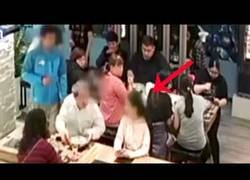 Enlace a Estaban comiendo tranquilamente hasta que una persona le lanzó una sopa hirviendo a la cara