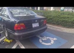 Enlace a Le inmobilizan el coche por la rueda y eso no le impide escaparse