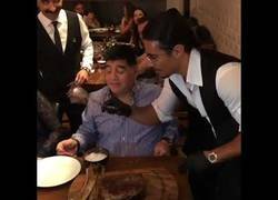 Enlace a Maradona fue a comer al restaurante de 'Salt Bae' y su reacción al servicio fue épica