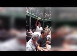 Enlace a El brutal truco de magia con una cerveza con el que sorprendió a todo el mundo