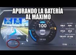 Enlace a Lo que pasa si a tu Tesla se le acaban las pilas