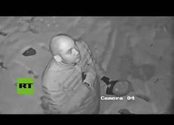 Enlace a Así fue grabado un ladrón muy religioso antes de robar