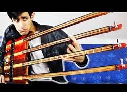 Enlace a Tocando un bajo de cuatro cuerdas... con una cuerda en cada mástil