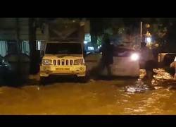 Enlace a Estaba en la carretera con su coche hasta que algo muy inesperado pasó debajo de él