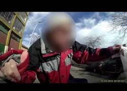 Enlace a Un peatón muy flipado se cruzó en el camino de este coche por las calles de Barcelona