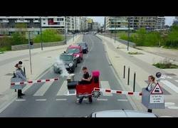 Enlace a Remi Gaillard se convierte en un ferrocarril y hace perder la paciencia a conductores en plena carretera