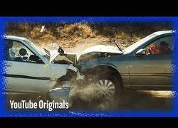 Enlace a Graban en slow motion el terrible impacto de dos coches a más de 100km/h