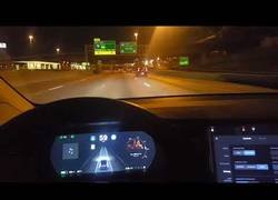 Enlace a El bug terrible de un Tesla en autopiloto imaginando que una isleta es un carril