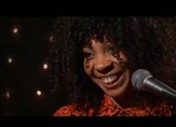 Enlace a Hollie Cook, cantante poco reconocida en varios lugares, popular en Reino Unido