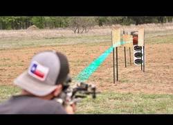 Enlace a Dude Perfect lo ha vuelto a hacer con unas habilidades asombrosas con una ballesta
