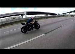 Enlace a Cuando pierdes el control de la moto pero tienes la suerte de tu lado