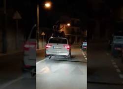 Enlace a Chicas lo dan todo sobre un coche en marcha bailando 'Lo Malo'