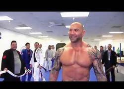 Enlace a Dave Batista ha conseguido cinturón marrón de Jiujitsu y la ceremonia de entrega es muy surrealista