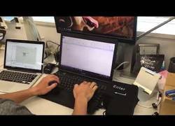 Enlace a El gadget en forma de Enter gigante anti estrés mientras trabajas en un documento