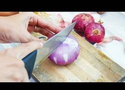 Enlace a El truco para cortar una cebolla sin llorar