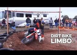 Enlace a Jugando al limbo a bordo de motocross