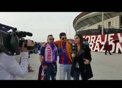 Enlace a Esta reportera de Barça TV obliga a un aficionado a no enseñar la bandera de España en directo