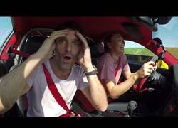 Enlace a Mark Webber se sube con Maria Sharapova en un Porsche GT2 RS y la adrenalina sube por las nubes