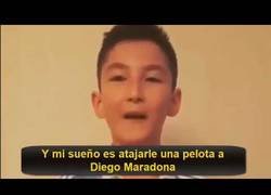 Enlace a Nació sin piernas y su sueño era jugar con Maradona: lo consiguió