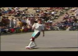Enlace a El increíble show de Rodney Mullen en un certamen de monopatín en 1986