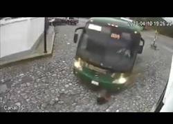 Enlace a Autobús atropella salvajemente a una mujer y se levanta milagrosamente para contarlo