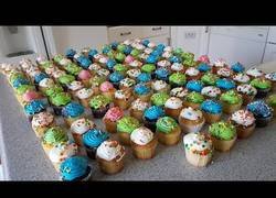 Enlace a El gran Matt Stonie trata de comerse 125 cupcakes y el resultado es muy dulce