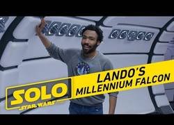 Enlace a Uno de los actores de SOLO: Star Wars Story nos hace un tour por el Halcón Milenario