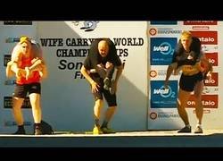 Enlace a Comentando la curiosa carrera en la que debes llevar a tu mujer a hombros