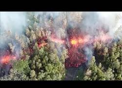 Enlace a Graban con un drone la destrucción de la lava de un volcán en Hawaii en plena erupción