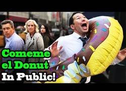 Enlace a Este famoso youtuber japonés se pone a cantar 'Cómeme el Donut' en plena calle y al gente flipa de lo lindo