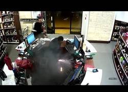 Enlace a Estaba tan tranquilo en una tienda hasta que le explotó los cigarrillos electrónicos