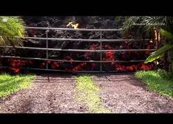 Enlace a Graban como un volcán se traga literalmente un coche que estaba estacionado en la calle