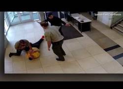 Enlace a Leen su condena en pleno juicio y se va corriendo a tirarse desde el segundo piso del juzgado