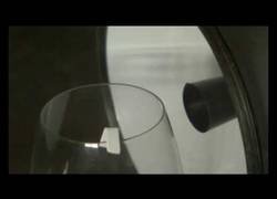 Enlace a Rompiendo una copa de vino con un megáfono