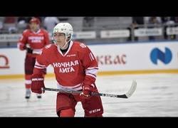 Enlace a Los cinco goles de Putin en un partido de hockey en una liga amateur