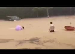 Enlace a El rescate de un desconocido a una madre e hijo que casi se les traga el agua en plena inundación