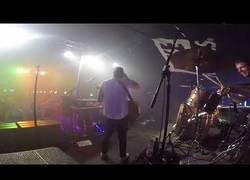 Enlace a Este guitarrista tuvo el fail de su vida en pleno concierto y continuaron como si nada
