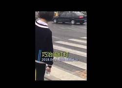 Enlace a Crean un chorro de vapor de agua para que no pases los semáforos en rojo