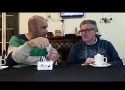 Enlace a La explicación de porqué agitamos el sobre de azúcar antes de abrirlo