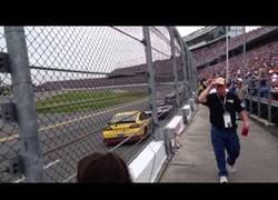 Enlace a El tremendo ruido al ver una carrera de las 500 millas de Daytona justo al lado de la pista