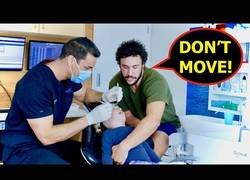 Enlace a Ayudando a un niño a mantener la calma en el dentista