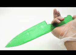 Enlace a Fabrican desde 0 el cuchillo de gelatina más afilado del mundo