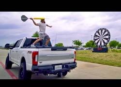 Enlace a Los Dude Perfect y su reto a lo grande con enormes dardos y dianas