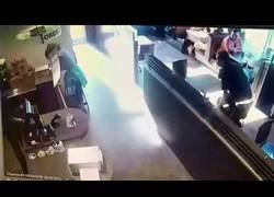 Enlace a Entra una mujer sin techo a un Starbucks y la lía parda lanzando sus heces contra el empleado