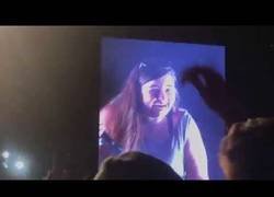 Enlace a Kendrick Lamar invita a una fan al escenario a cantar con él y la lía al decir 