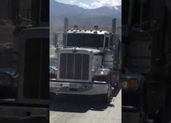 Enlace a Iba tan tranquilo con su camión que ni se enteró que había pillado por completo a un coche