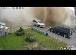 Enlace a Iba caminando tan tranquila por la calle cuando explotó una tubería con materia fecal y le cayó todo encima