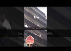 Enlace a Este niño estuvo a punto de caer y fue salvado por un hombre que escaló hasta su piso con gran velocidad