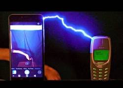 Enlace a Cargan un Nokia 3310 con un millón de voltios