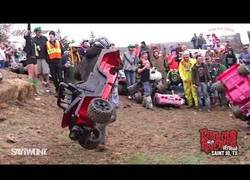 Enlace a Bajando cuesta abajo por la colina con unos coches de juguetes